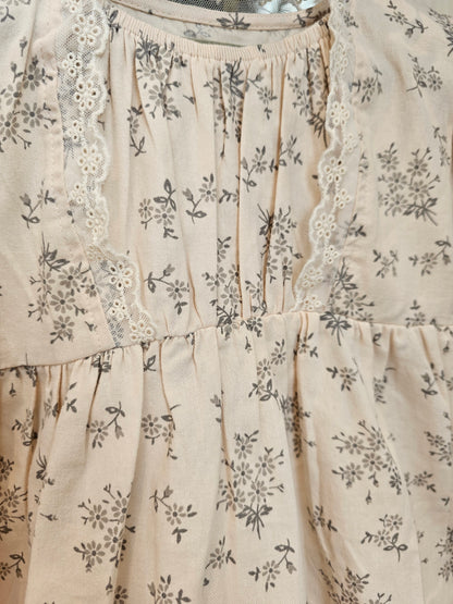 Vestido beige con encaje floral gris