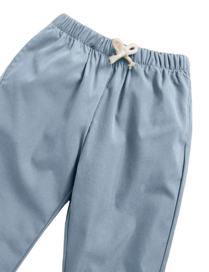 Camisa de cuello alto y pantalón azul