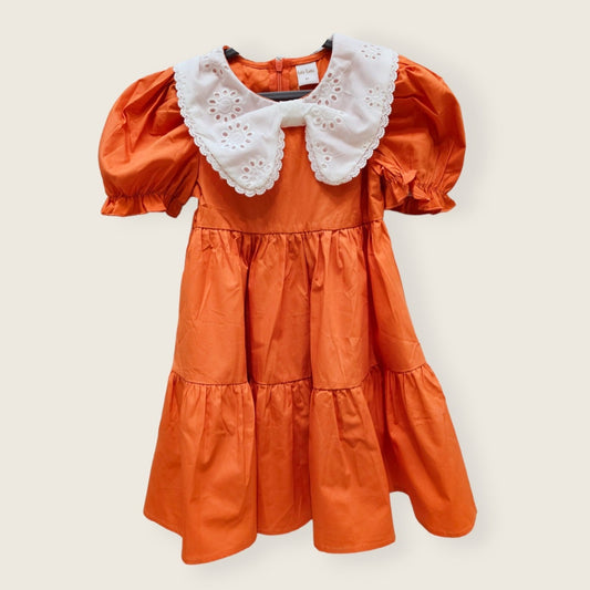 Vestido  naranja cuello olan blanco