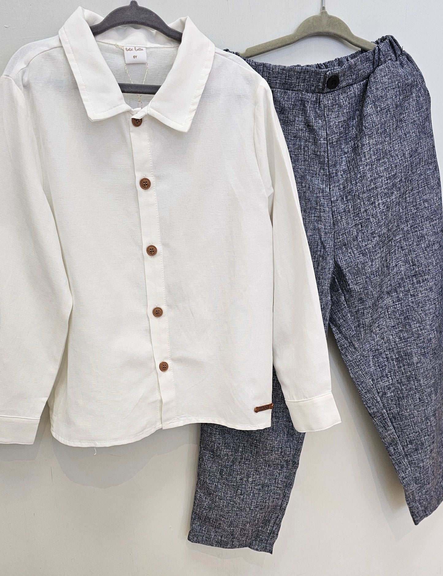 Conjunto camisa blanca y pantalón gris