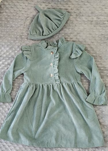 Vestido verde de pana con sombrero
