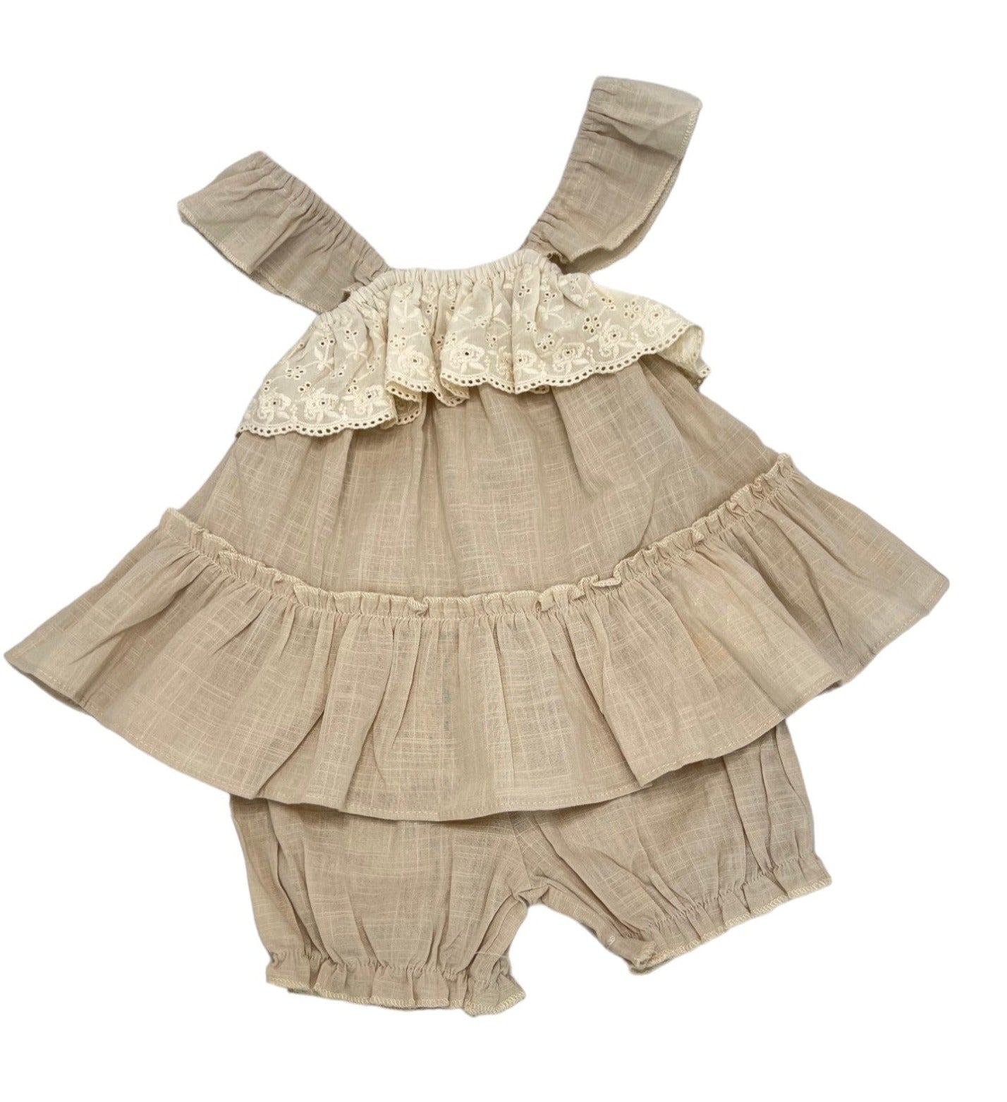 Conjunto beige con olan y bordado