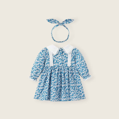 Vestido azul floral con encaje y tiara