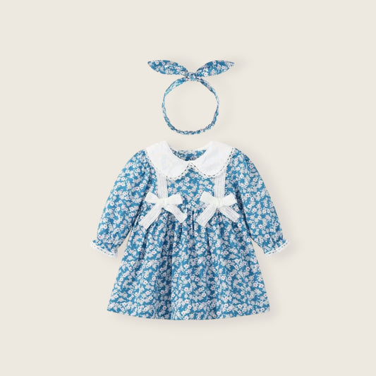 Vestido azul floral con encaje y tiara