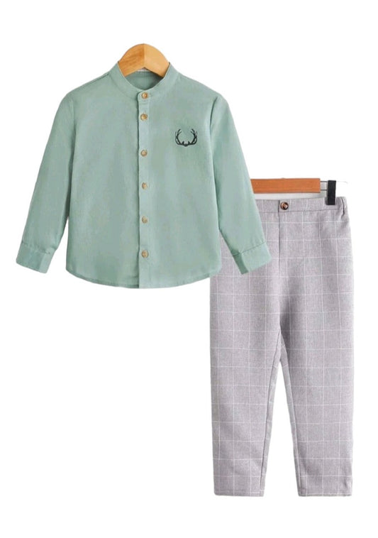 Camisa menta con pantalón gris de cuadros